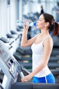 Tips om sneller te genezen van een blessure water drinken