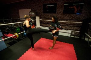 Meisjes-vrouwen-kickboksschool